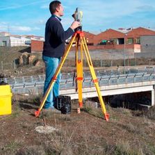 Topsa Topografía hombre realizando medida de obra