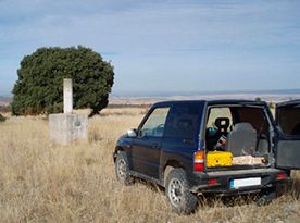 Topsa Topografía camioneta estacionada