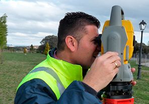 Topsa Topografía hombre utilizando equipo de topografía