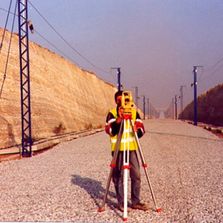 Topsa Topografía hombre manejando equipo topográfico 